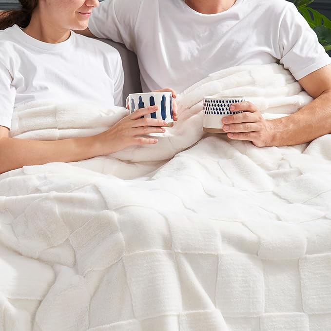 Cozy Bliss Checkered White Large Faux Rabbit Fur Twin Bed Blanket, Soft Fuzzy Fluffy Minky Cream Furry Blankets for Couch, Bed, Adults (60 * 80 Inches Ivory)