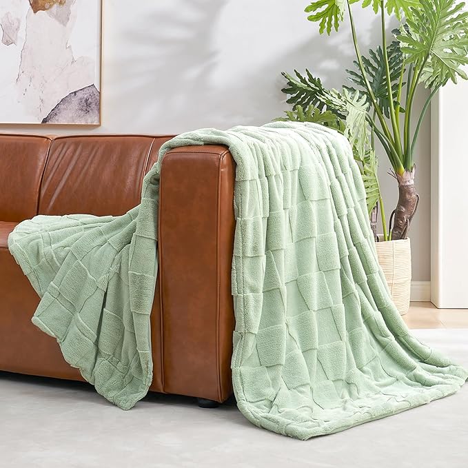 Cozy Bliss Checkered Large Faux Rabbit Fur Sage Green Twin Bed Blanket, Soft Fuzzy Fluffy Minky Furry Blankets for Couch, Bed, Adults (60 * 80 Inches Light Green)